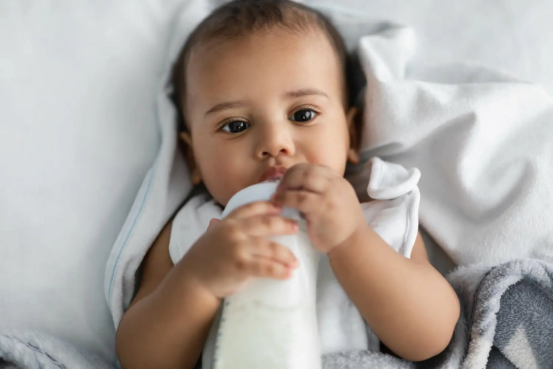 Changer de lait infantile : pourquoi et comment faire la transition en douceur ?