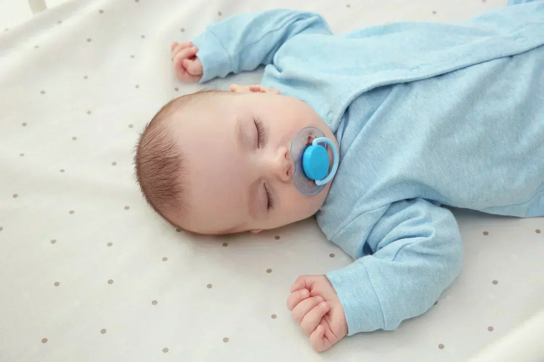 bébé dort avec une couche nuit absorbante