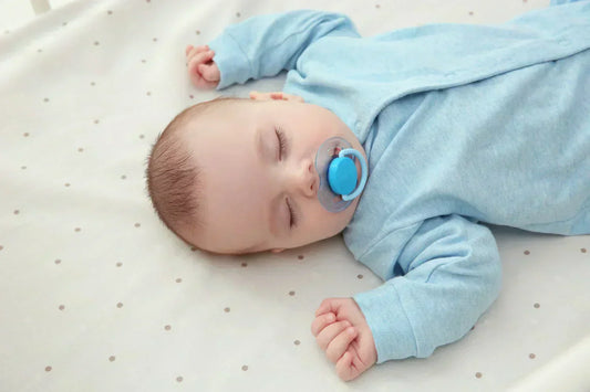 bébé dort avec une couche nuit absorbante