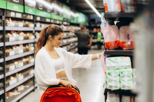 maman qui choisit des couches en supermarché