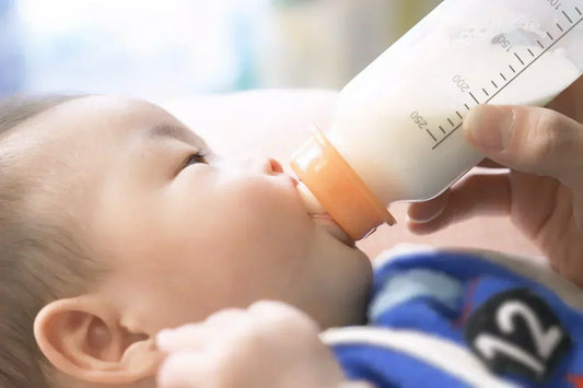 bébé buvant un biberon de lait infantile contenant du DHA