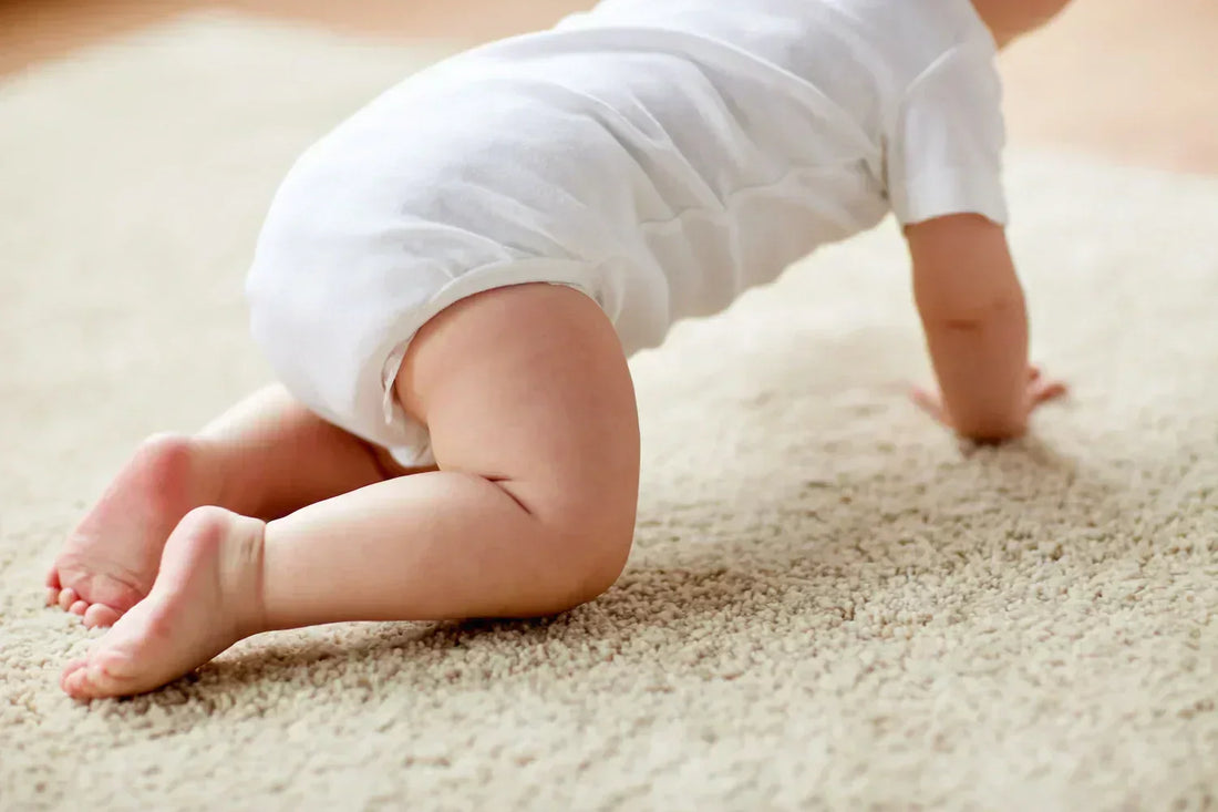 bébé en couche sans indicateur d'humidité